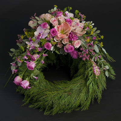 Hvit liten pynt kiste med stor, gråaktig bakgrunn